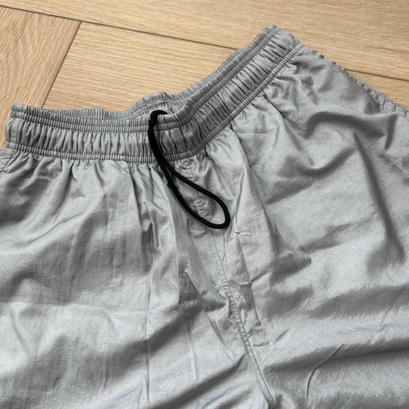 NWOT Unisex Style Grey/Silver Nylon Shorts, Size Men’s Medium - Picture 3 of 4